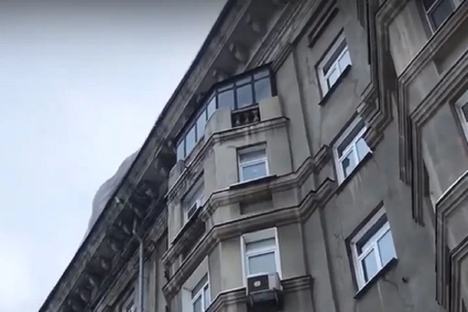 Люди переживают, что снегом придавит кого-то из прохожих. Фото: стоп-кадр.