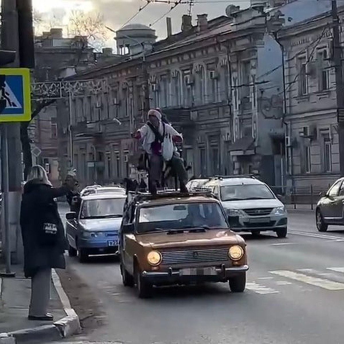 В Симферополе «Дед Мороз» рассекал по улицам на крыше автомобиля и раздавал  конфеты пешеходам - KP.RU