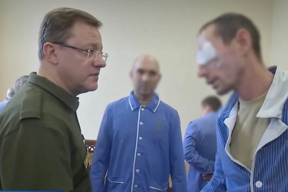 Дмитрий Азаров навестил раненых бойцов. Фото: скрин видео