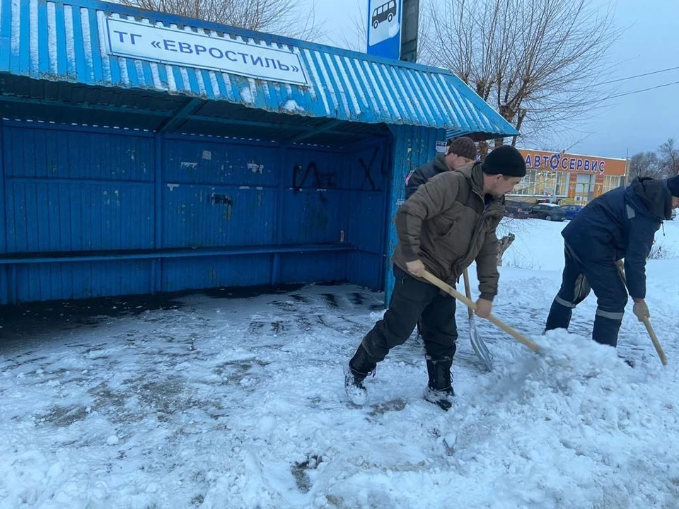 В Оренбурге продолжают бороться со снежными заносами