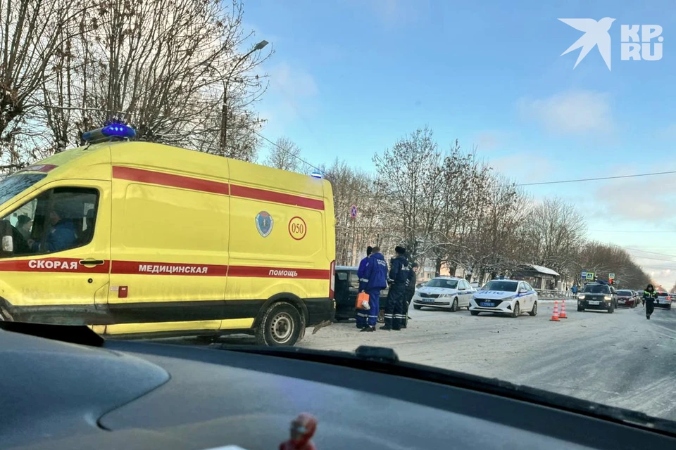На месте ДТП работали все аварийные службы: ГИБДД, медики, пожарные.