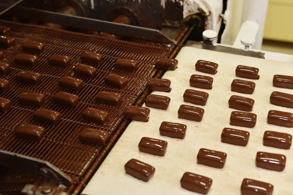 Губернатор Малков посмотрел, как в Рязани делают любимые шоколадные конфеты «Красный Октябрь».