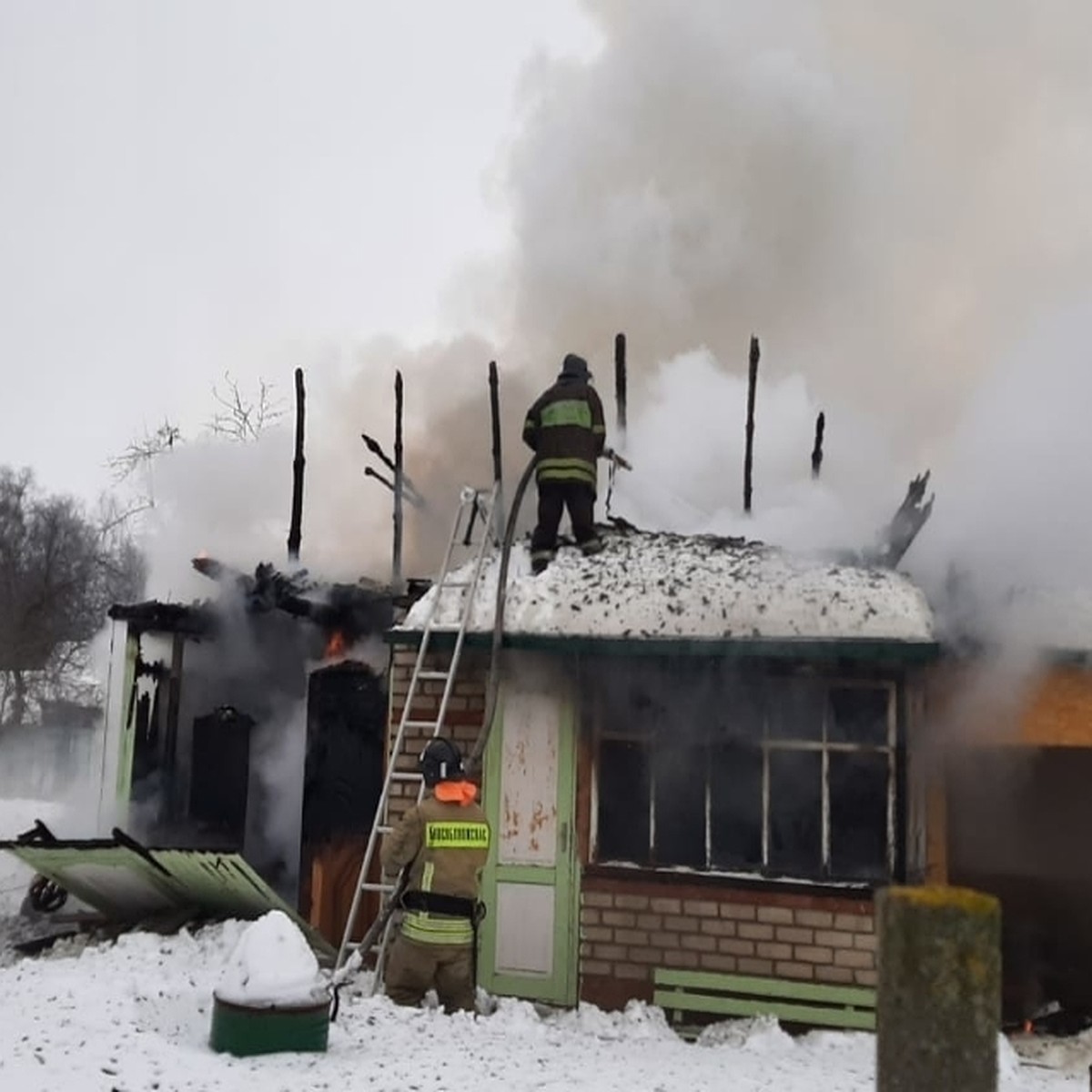 Сильный пожар охватил дом в подмосковной деревне Барановка Коломенского  округа - KP.RU