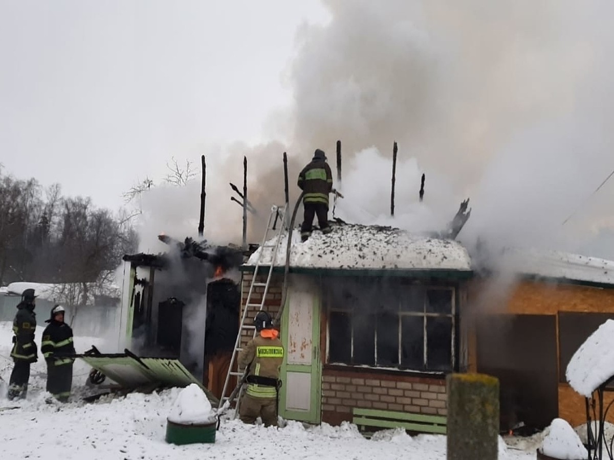 Сильный пожар охватил дом в подмосковной деревне Барановка Коломенского  округа - KP.RU