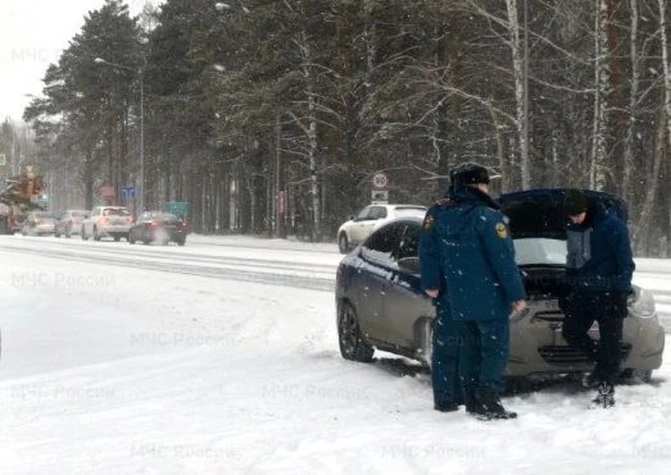 В Тюмени сотрудники МЧС за сутки помогли двум водителям, попавшим в беду на дорогах региона