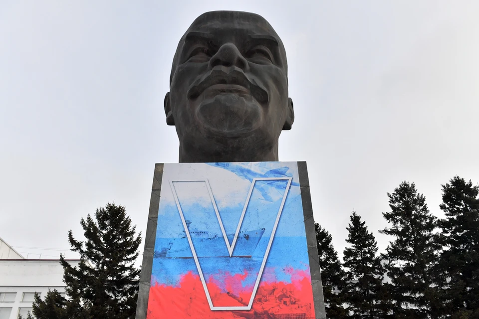 А такую картину экспедиция «КП» увидела в Улан-Удэ. Здесь установлена самая большая голова Ленина в мире - высотой 7,7 метра. Но теперь она на постаменте цвета российского флага. И с буквой «V» - одним из символов спецоперации