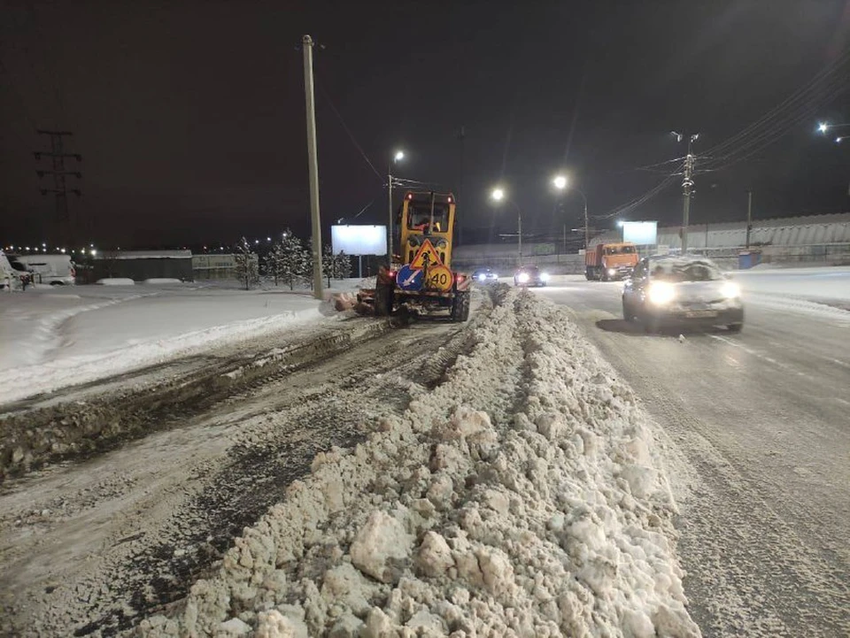 Уборка городских улиц продолжается круглосуточно.