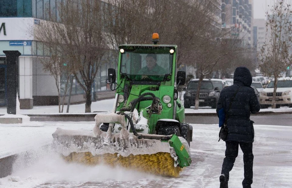 Астана в первые дни 2023 года попала под мощный снегопад.