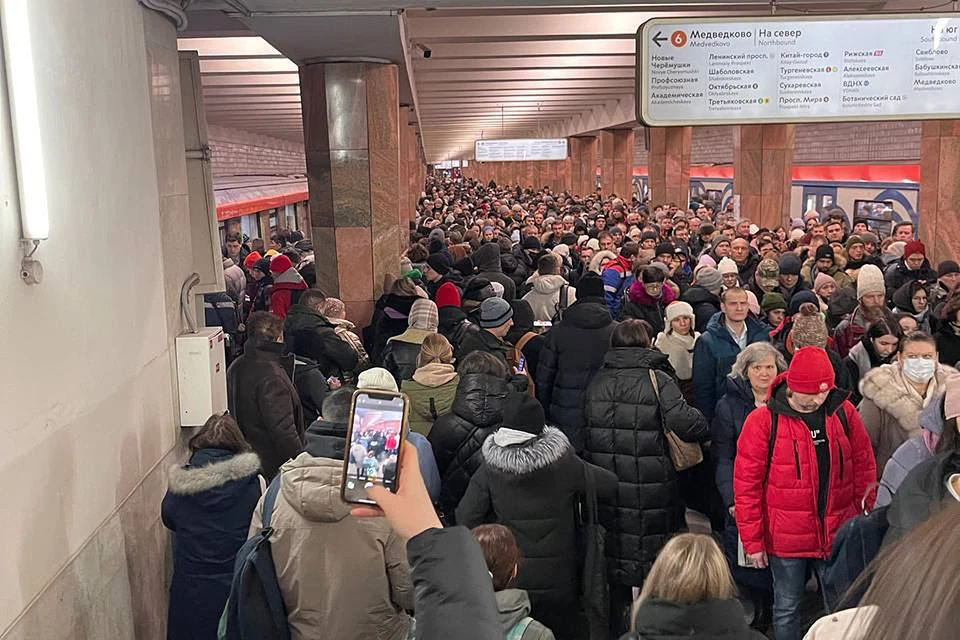 Столпотворение на станции метро "Калужская" московского метрополитена.