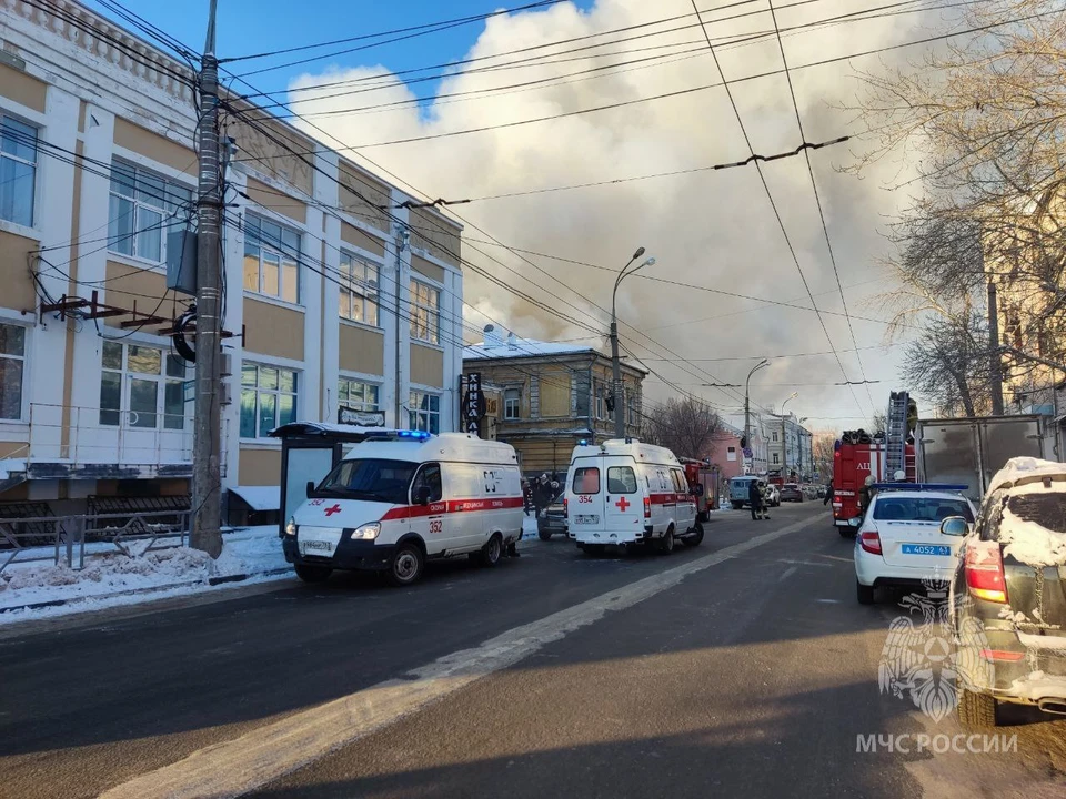 Для тушения пожара привлекли 43 человека и 12 единиц техники, в том числе от МЧС России 35 человек и 8 единиц техники.