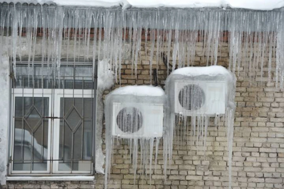 В Кировских дворах проверили качество уборки снега и обнаружили серьезные недостатки.