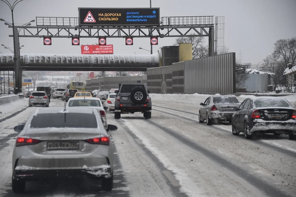 Пробки и несколько аварий затруднили движение по улицам Новосибирска морозным утром 12 января.