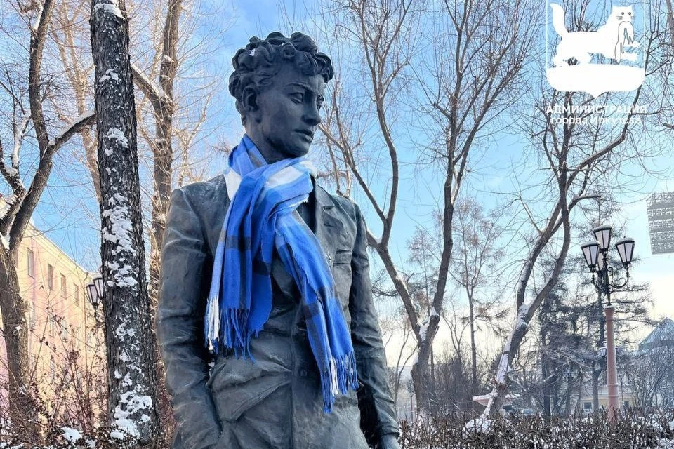 Шарф появился на памятнике Александру Вампилову в Иркутске