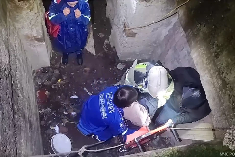 В Грозном помощь спасателей понадобилась 35-летней местной жительницы, которая провалилась в глубокий подвал теплотрассы и повредила плечо. Фото: МЧС по ЧР