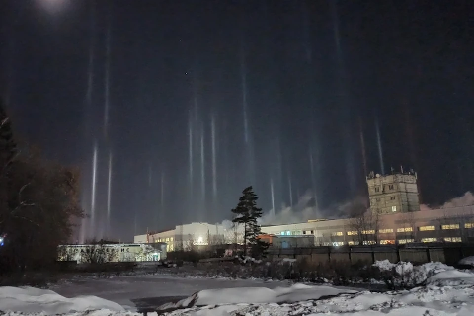 В небе над Академгородком появились световые столбы. Фото: предоставлено читателем