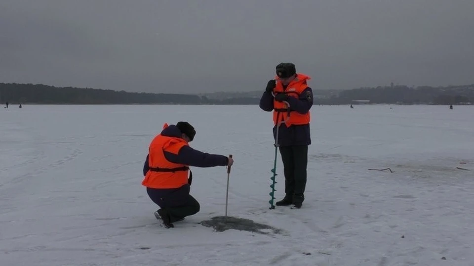 Ледяная корка водоема достигла 30 сантиметров