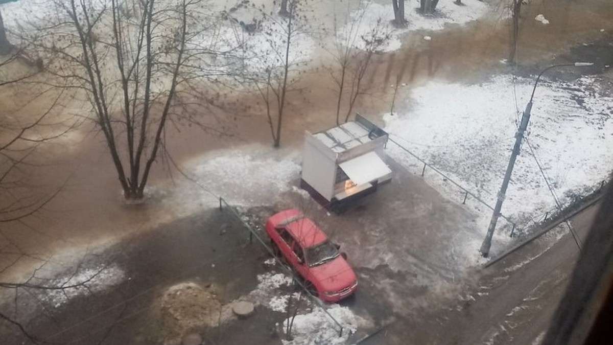 В Канищеве из-за прорыва канализации затопило двор улицы Станкозаводской -  KP.RU