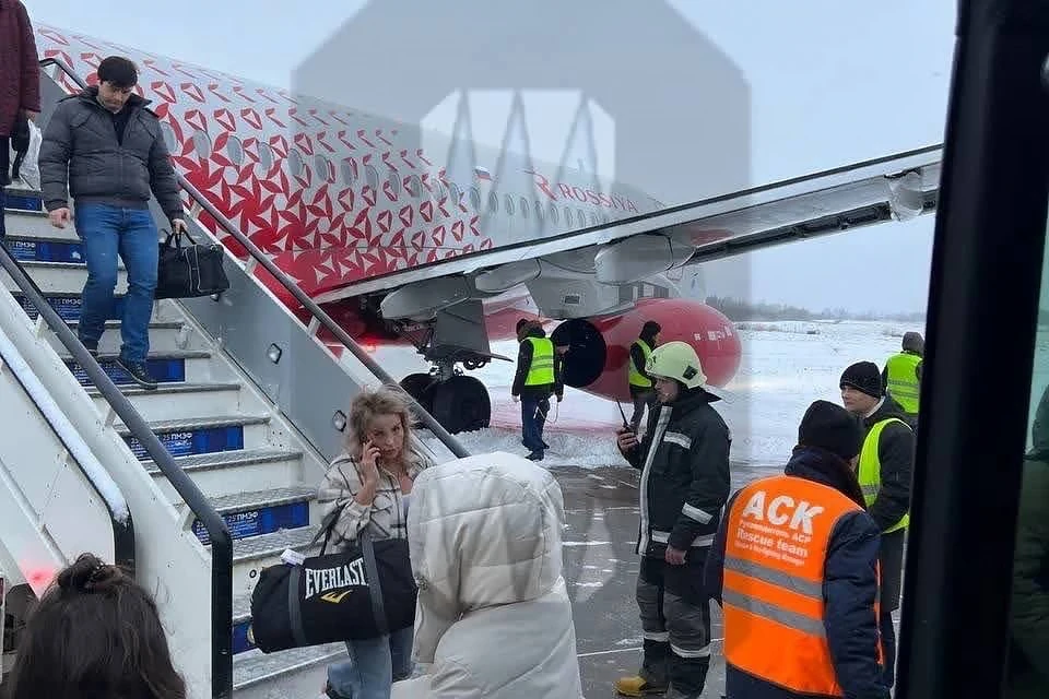 Отмечается, что пассажиры полетят в Мурманск на другом самолете после 12.00 13 января. Фото: t.me/ostorozhno_novosti