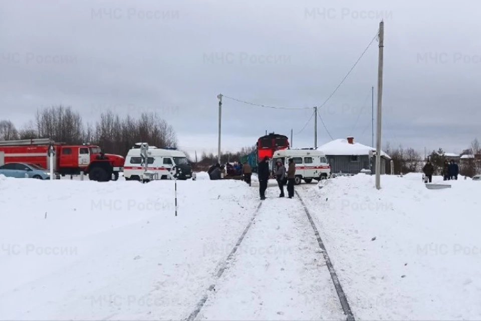 Машина выехала на железнодорожный переезд, где и столкнулась с локомотивом. Фото: ГУ МЧС по Кировской области