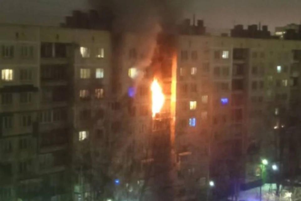 Сильный пожар уничтожил квартиру на проспекте Наставников в Петербурге