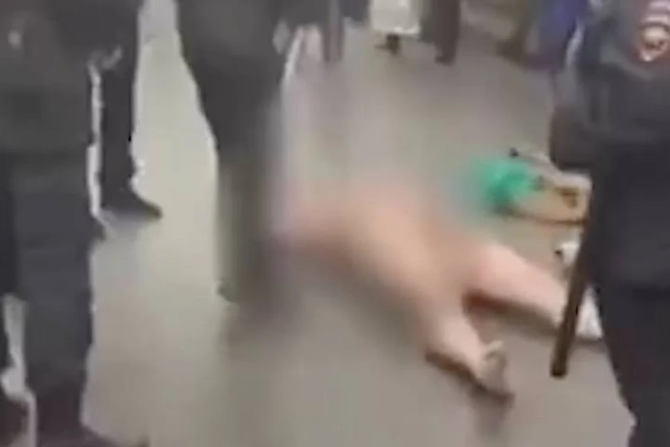 Голого мужчину задержали на станции метро «Невский проспект» в Петербурге