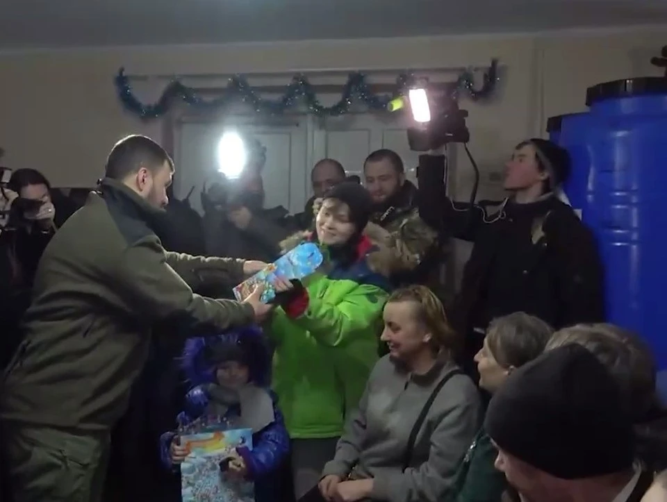 Эвакуированные жители города поблагодарили российскую армию за спасение жизней. Фото: кадр из видео АГ ДНР