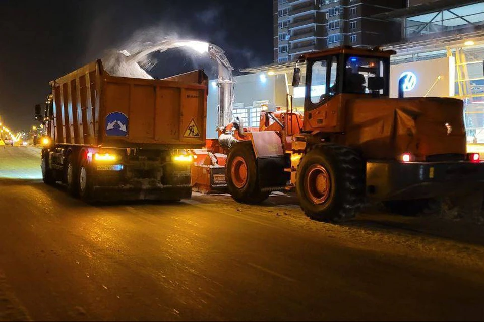В субботу 14 января с основных дорог и мостовых сооружений вывезено около 2400 тонн снега. Фото: пресс-служба администрации Иркутска