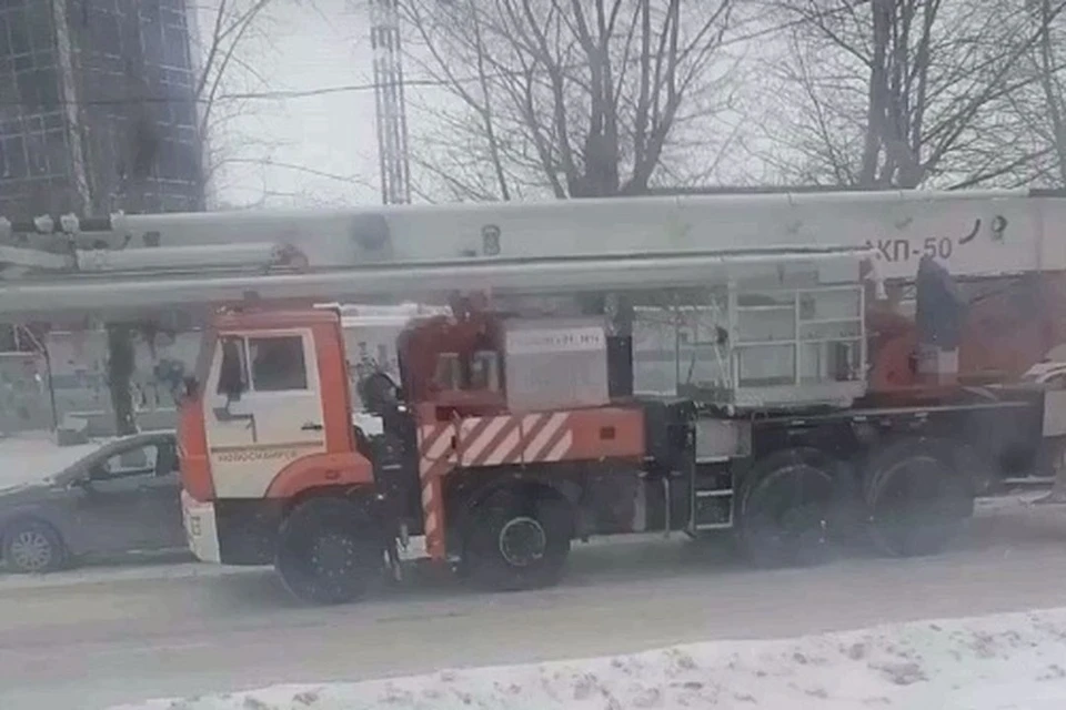 Возле ТЦ собрались пожарные машины. Фото: скриншот из видео "Инцидент Новосибирск"