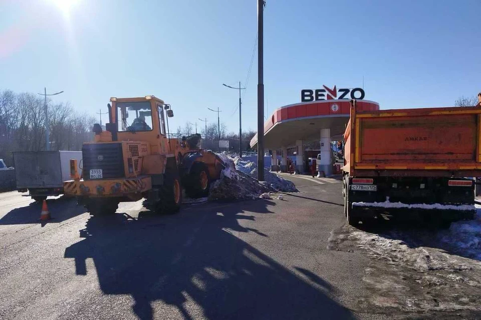 Дорожники устранили возможную причину аварии. Фото: Vl.ru