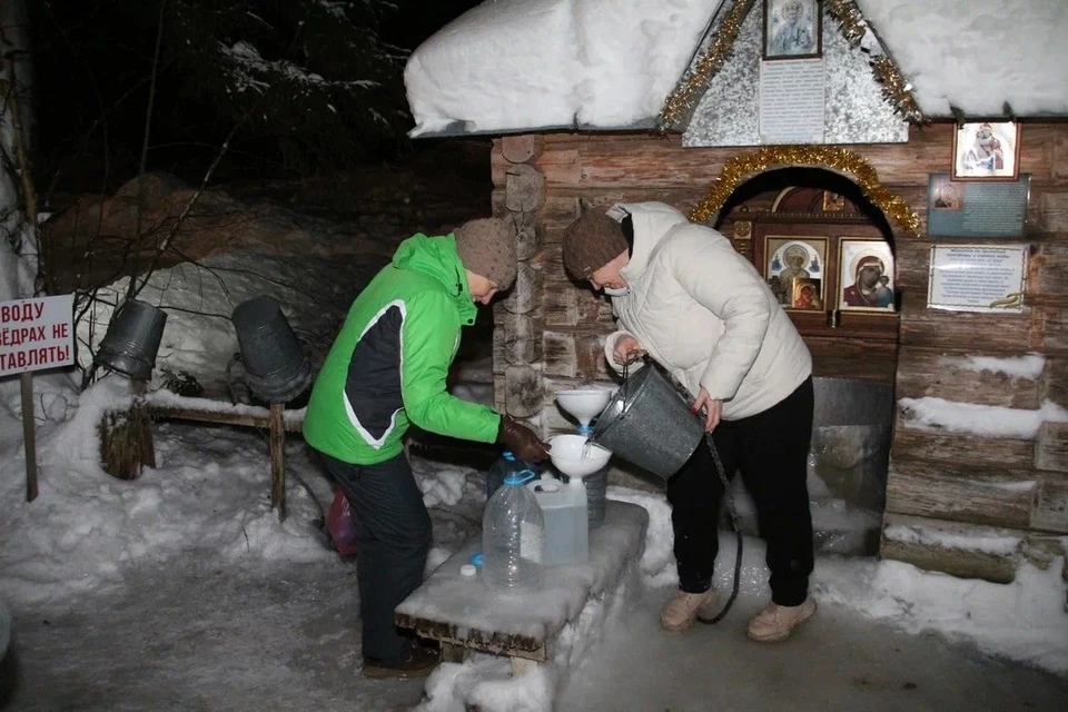 Вся вода в эту ночь становится чудодейственной. Фото: Администрация Вологодского района.