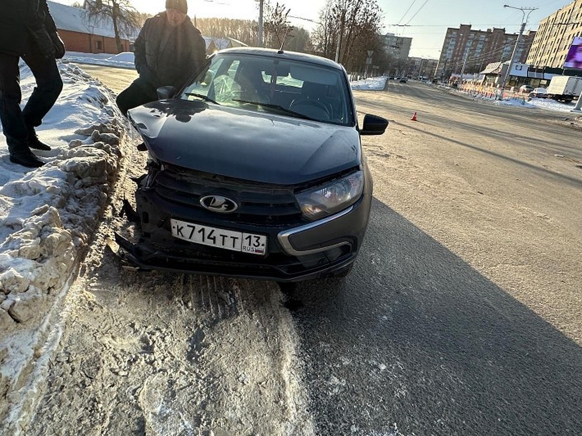 В Саранске при столкновении двух автомобилей «Лада Гранта» пострадала  23-летняя девушка - KP.RU