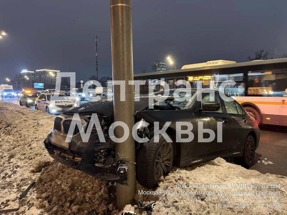 На Кутузовском проспекте в Москве автомобиль врезался в столб