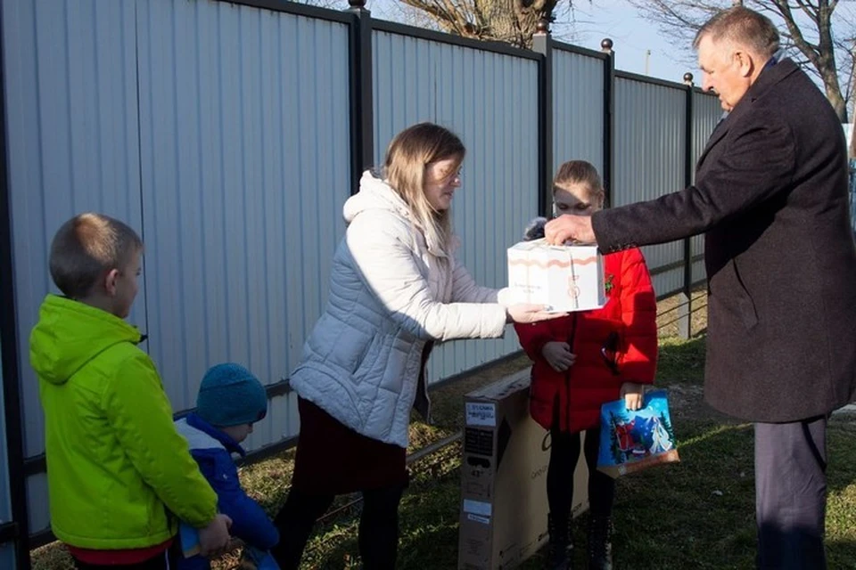 Участникам акции «Елка желаний» продолжают дарить подарки. Фото: телеграм-канал Владимира Нарожного.