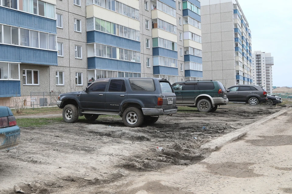 Жителей Красноярска оштрафовали за парковку на газонах на 26,5 миллионов рублей