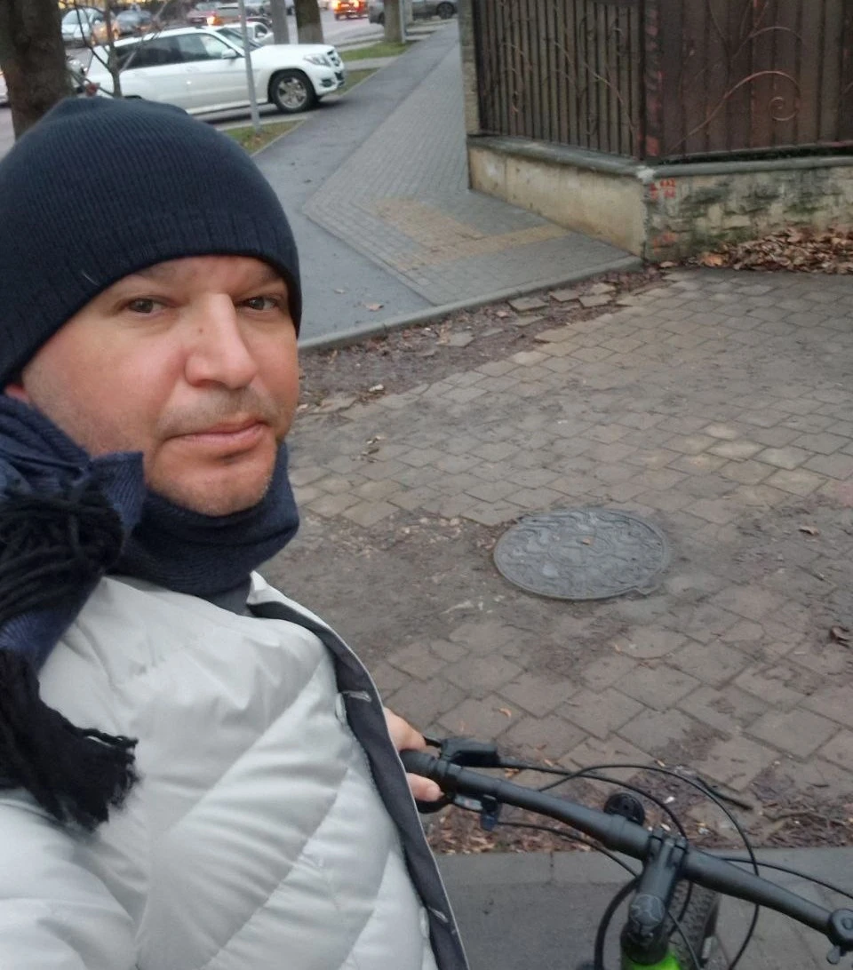 Мэр Кишинева Ион Чебан на велосипеде проводит ежедневные проверки в городе.