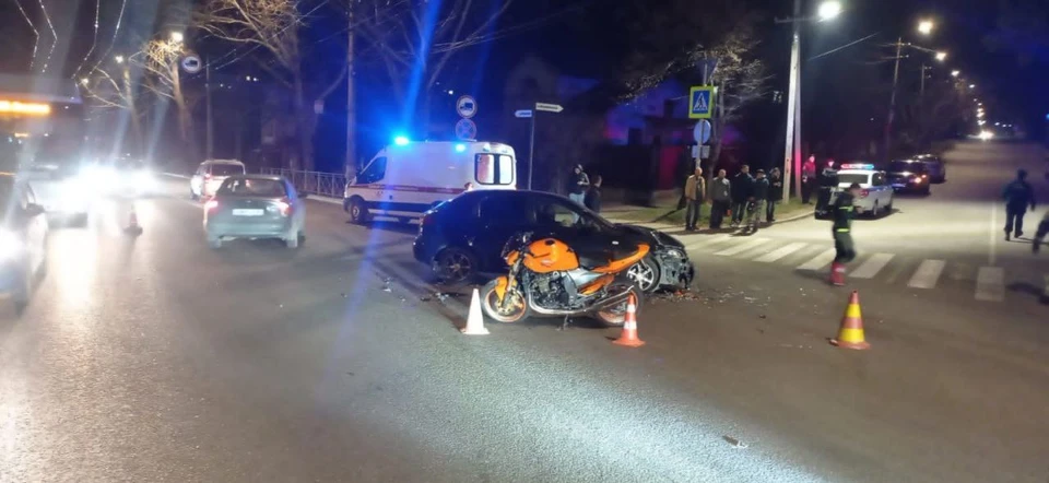 А аварии пострадала водитель мотоцикла и ее пассажир. Фото: пресс-служба МВД Крыма