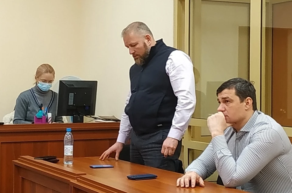 Защищать себя в суде Александр Телепнев пригласил московского адвоката (в центре).