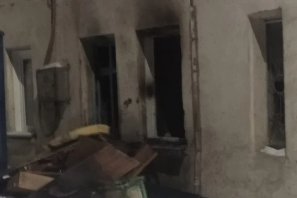 Из горящего общежития в Куйбышеве пожарные спасли пять человек. Фото: предоставлено очевидцами.