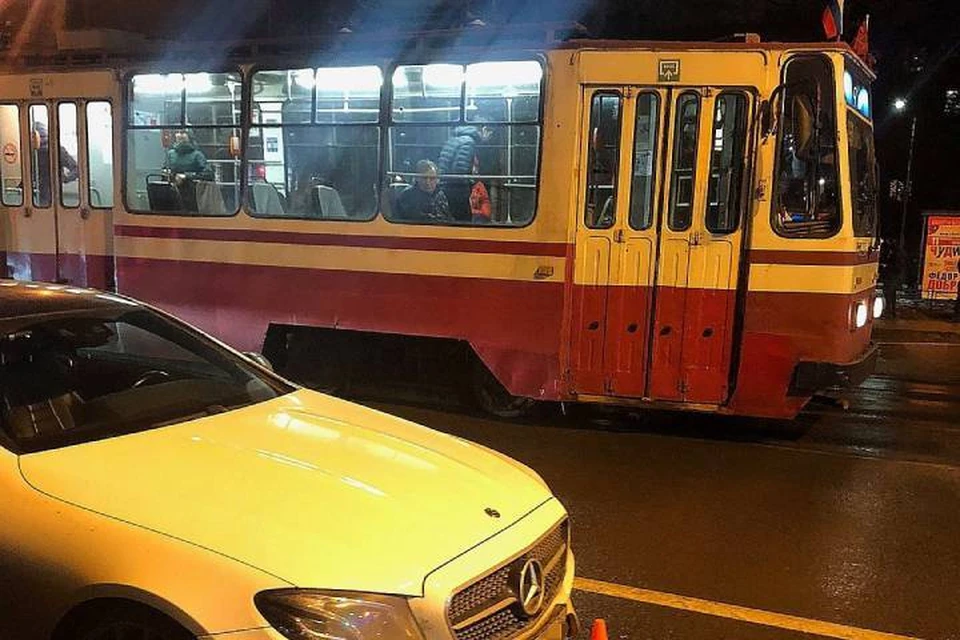 Иномарка сбила школьницу на трамвайной остановке в Петербурге / Фото: Росгвардия