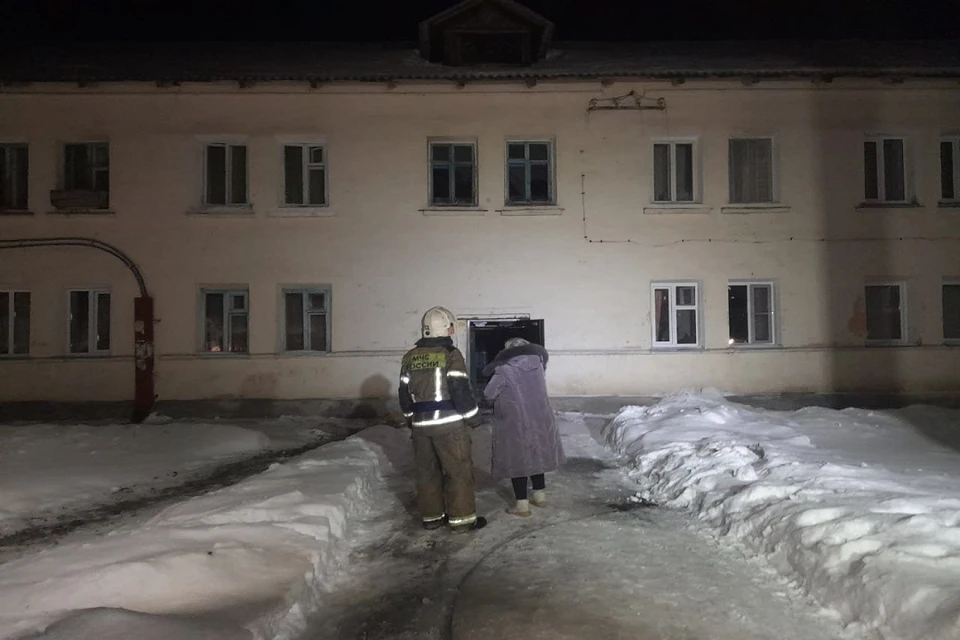 12 человек спасли пожарные из горящего общежития в Куйбышеве под Новосибирском. Фото: ГУ МЧС НСО.