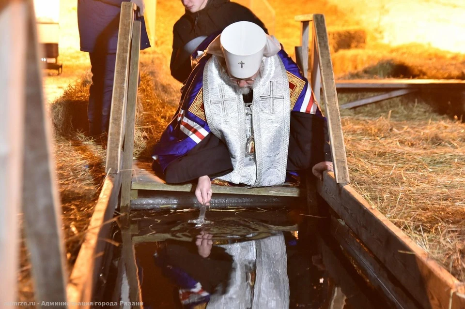Владыка Марк освящает воду. Фото: администрация Рязани.