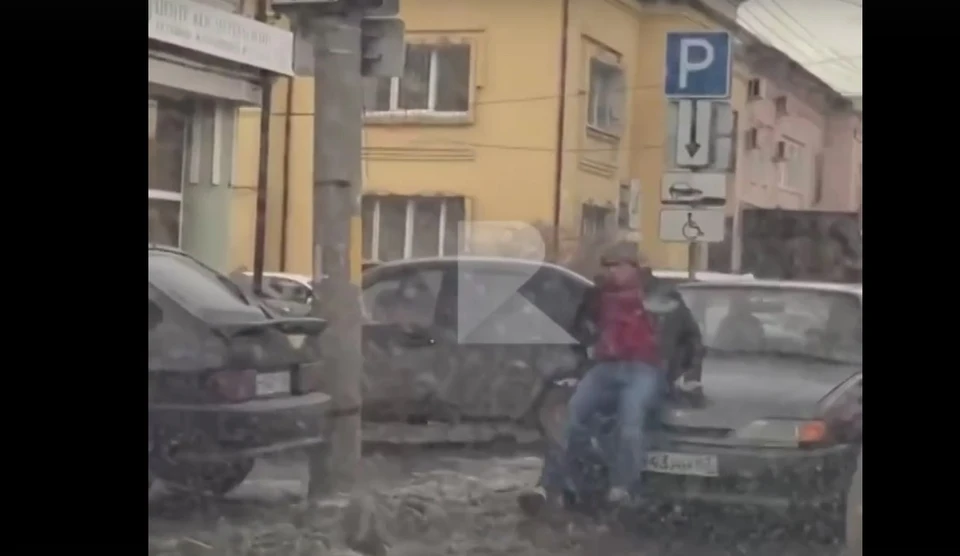 В Рязани водитель ВАЗа прокатил на капоте мужчину