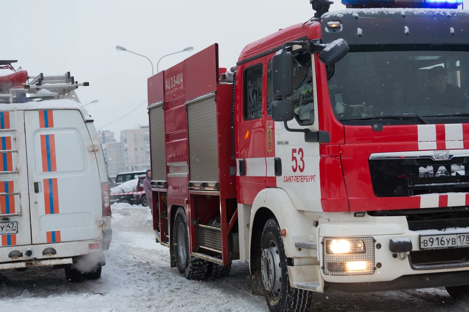 На место происшествия выезжали две пожарные машины