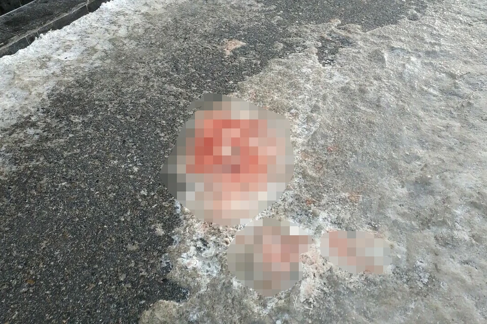 На тротуаре по-прежнему видны следы крови. Фото: atas.info.