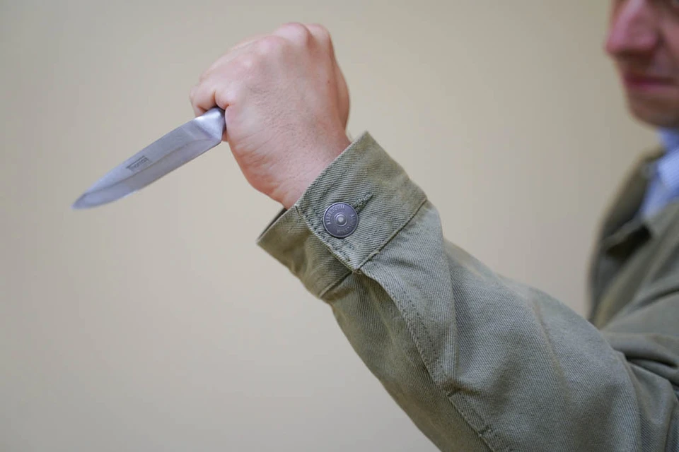 Злоумышленник схватил ножу и нанес 7 ударов ножом своему соседу.
