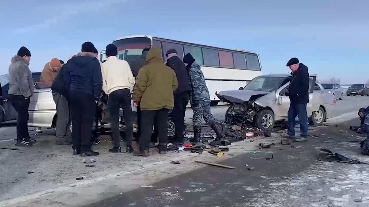 Очевидцы поделились видео страшной аварии на трассе Соль-Илецк — Оренбург -  KP.RU