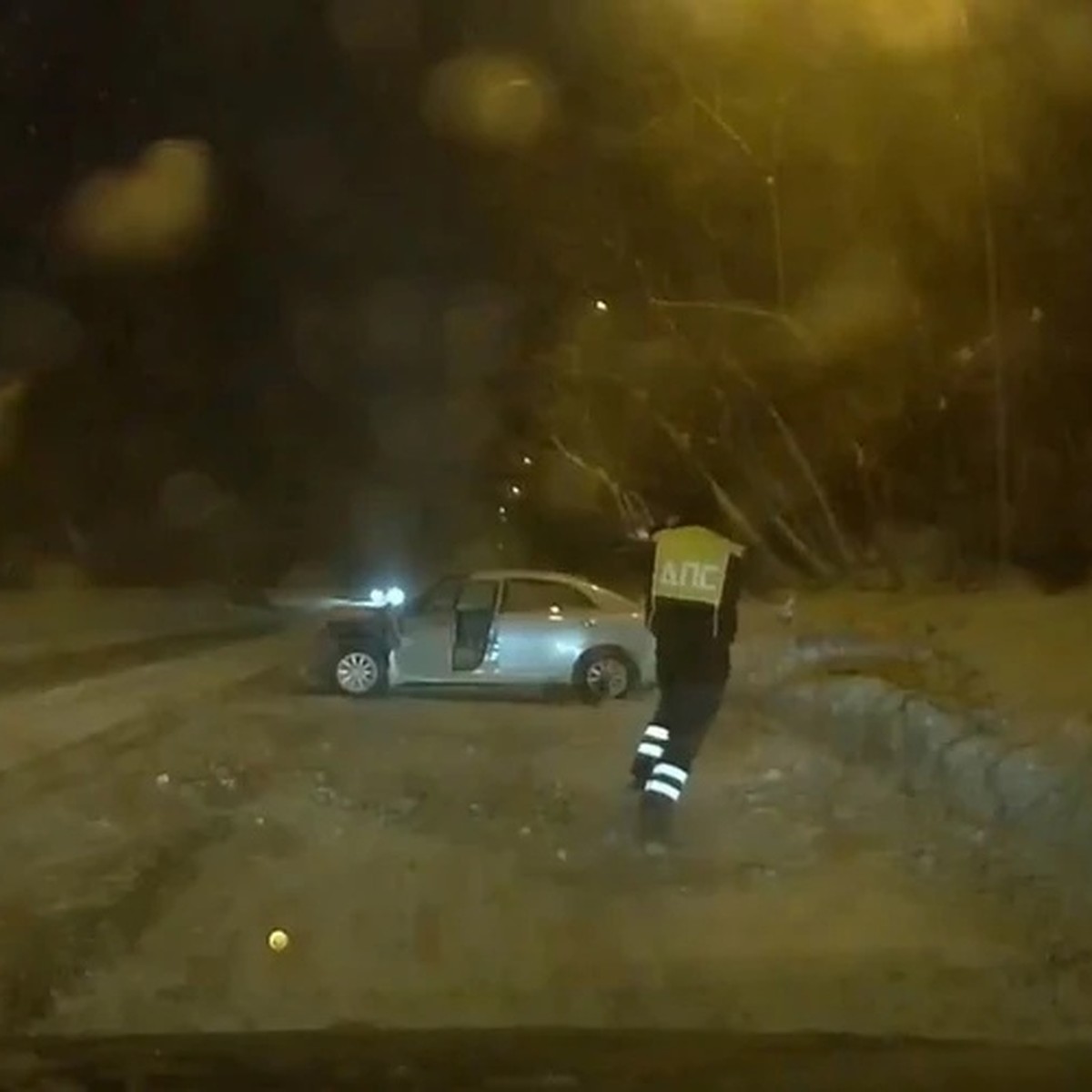 В Новосибирске пьяный водитель влетел в сугроб, пытаясь скрыться от погони  - KP.RU