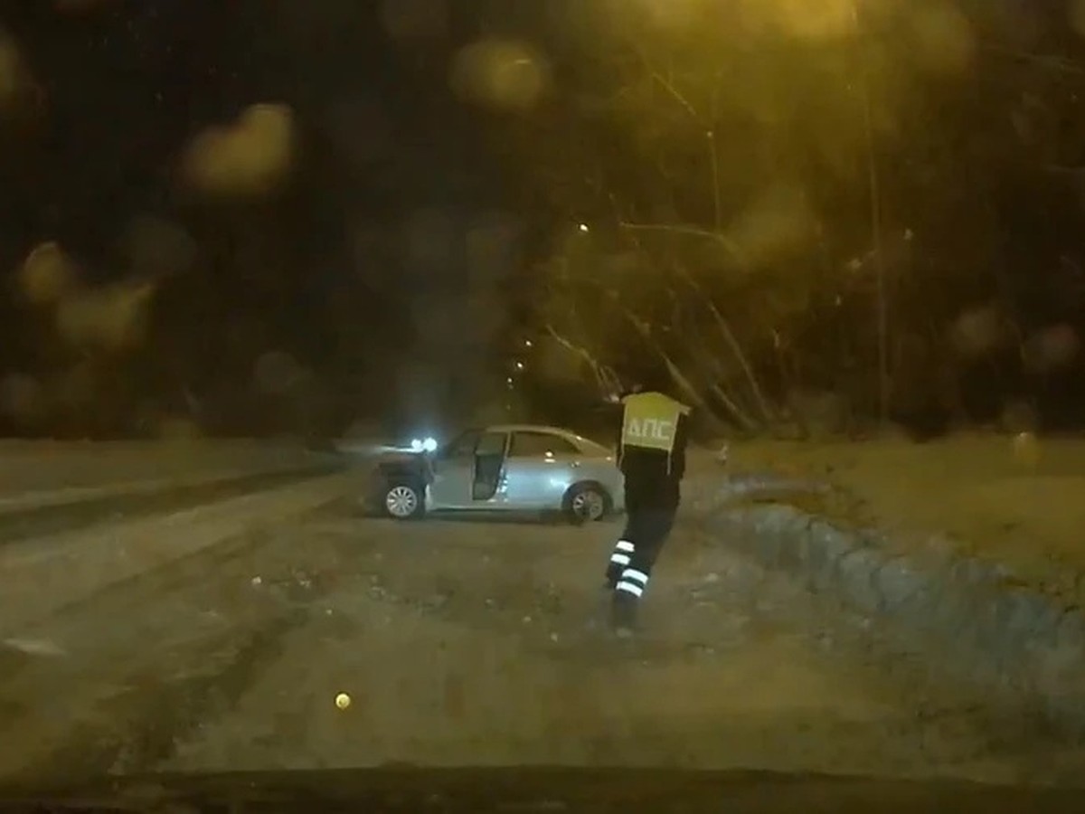 В Новосибирске пьяный водитель влетел в сугроб, пытаясь скрыться от погони  - KP.RU