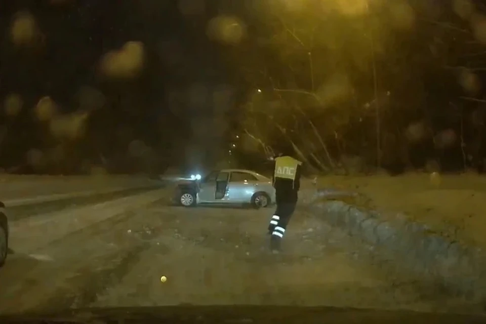 В Новосибирске пьяный водитель влетел в сугроб, пытаясь скрыться от погони ДПС. Фото: Госавтоинспекция по НСО
