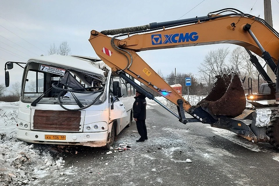 Авария произошла днем 23 января на улице Быкова. Фото: УГИБДД по Свердловской области